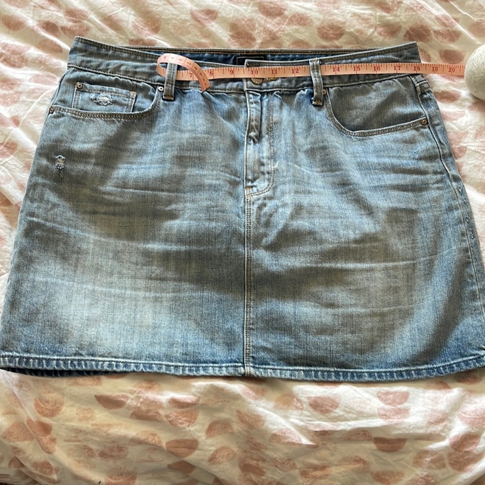 Super cute! GAP Light Wash Mid Rise Denim 100% Cotton Mini Skirt Women's Size 12